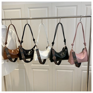 Cinq sacs hobo en caramel, noir, blanc, olive et rose avec deux bandoulières