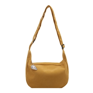 Sac bandoulière en velours côtelé jaune gingembre avec pendentif chien mignon blanc