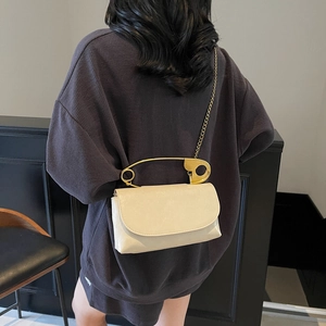 Sac bandoulière rectangulaire blanc cassé avec une grande poignée épingle dorée et chaîne