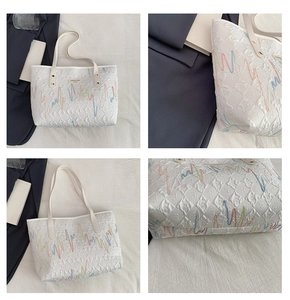 Détails du grand sac cabas blanc avec broderie ondulée colorée et rivets dorés brillants