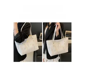 Détail du sac cabas blanc texturé avec broderie ondulée et présentation de deux portés