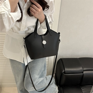 Minimalistische schwarze Leder-Eimertasche mit silbernem Verschluss für Schulter und Crossbody