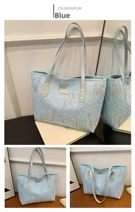 Détail du sac cabas bleu clair avec texture matelassée et surpiqûres colorées
