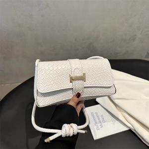 Bolso bandolera blanco chic con hebilla dorada y acabado con textura de animal