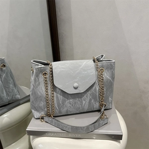 Sac Fourre-Tout Femme à la Mode en Cuir Synthétique Plissé Avec Bandoulière en Chaîne d'Alliage Doré Grande Capacité Sac à Bandoulière Minimaliste pour Travail Utilisation Quotidienne