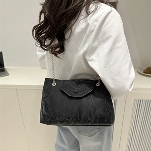 Sac à épaule noir pour femme avec texture marbre et chaîne dorée, mode printemps 2025