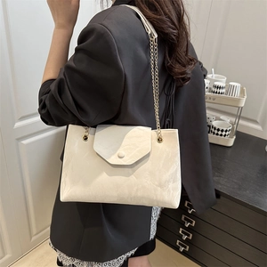 Sac à bandoulière chic blanc crème pour femmes avec texture marbre et chaîne dorée