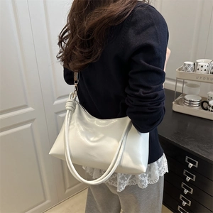 Sac hobo blanc de style français avec détails noués pour femme mode printemps 2025