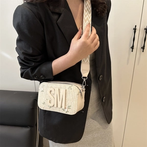 Borsa a tracolla beige intrecciata con ricami floreali e ampia tracolla geometrica