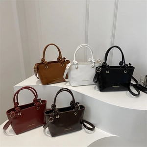 Borse a secchiello minimaliste in pelle lucida con manici a nodo in cinque colori