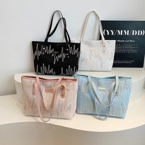 Grands sacs cabas rayés en quatre couleurs avec broderie d'ondes cardiaques