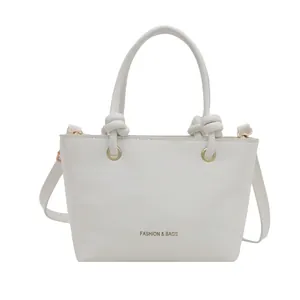 Borsa a secchiello bianca minimalista in pelle martellata con scritta dorata