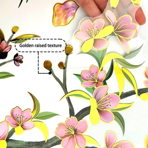 Dettaglio della trama dorata in rilievo sull'adesivo murale con fiori rosa autoadesivo