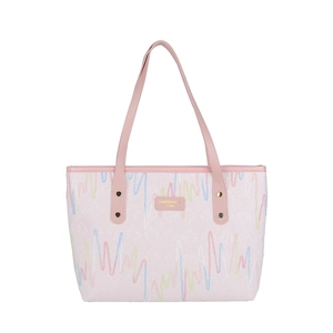 Grand sac cabas rose pâle avec surface texturée et broderie ondulée colorée sur fond blanc