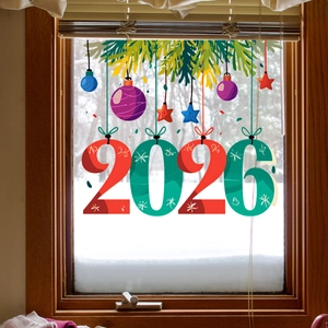 Dettaglio di vetrofania festiva 2026 con motivi natalizi applicata su vetro con neve