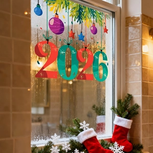 Dettaglio di adesivi per finestre 2026 con ornamenti colorati su una vetrata in vetro