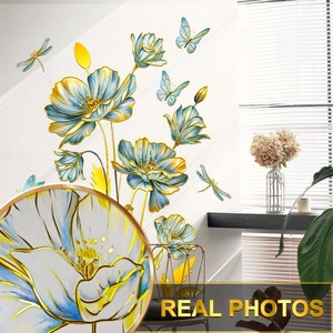 Macro-detail van blauwe muurstickers met elegante goudfolie rand en vlinderdecor