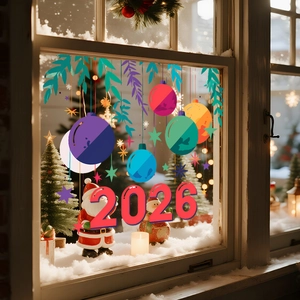 Dettaglio di adesivi 2026 con palloncini floreali e stelle su una finestra innevata
