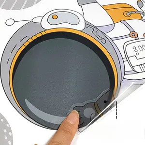 Dettaglio dell'adesivo murale con astronauta cartone animato rimosso dal supporto