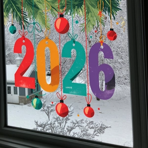 Vista macro dell'adesivo statico floreale 2026 su sfondo di finestra innevata