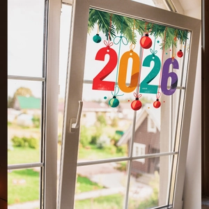 Dettaglio adesivo festivo per vetri 2026 con numeri colorati e decorazioni natalizie