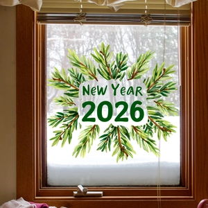 Dettaglio adesivo per finestre Capodanno 2026 con rami di pino su bosco innevato