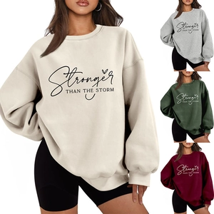 Λεπτομερής προβολή του oversized φούτερ σε τέσσερα χρώματα με τύπωμα συνθήματος