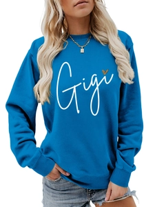 Détail d'un sweat bleu avec lettrage Gigi blanc et motif cœur à imprimé léopard