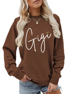 Gros plan d'un sweat marron à col rond avec texte Gigi et motif cœur léopard chic