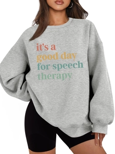 Detalle de sudadera gris oversize con estampado it's a good day for speech therapy