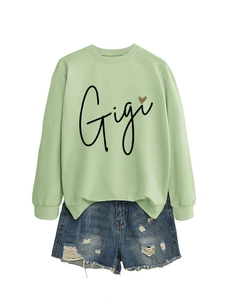 Détail de l'imprimé cœur léopard Gigi sur sweat-shirt vert clair avec short en jean
