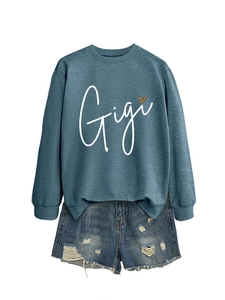 Détails du sweat Gigi avec imprimé cœur léopard et short en jean aux bords effilochés