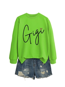 Détail du sweatshirt vert fluo avec imprimé Gigi et motif de cœur léopard