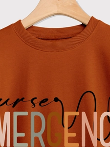Gros plan du sweat caramel nurse avec col rond côtelé et détails d'impression graphique