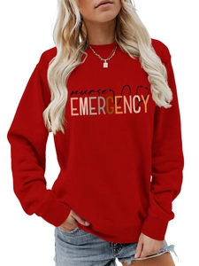 Détail d'un sweat-shirt rouge à col rond avec imprimé infirmière et poignets côtelés
