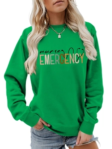 Détail du sweat vert Nurse Emergency à col rond avec motif stéthoscope imprimé