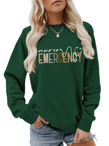 Détail du sweat vert foncé Nurse Emergency montrant le col côtelé et l'impression de qualité