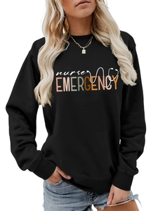 Détail de l'imprimé Nurse EMERGENCY et du col rond sur ce sweat-shirt noir décontracté