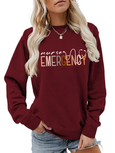 Détail d'un sweat bordeaux montrant l'imprimé Nurse Emergency et les poignets côtelés