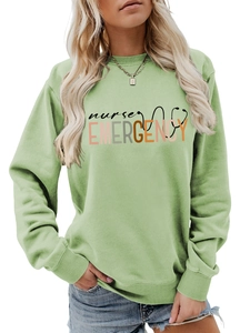 Détail du sweat-shirt vert clair nurse emergency avec col rond et imprimé graphique