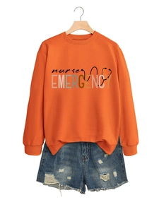 Vue détaillée du sweat orange avec impression Nurse Emergency et motif de stéthoscope
