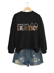 Détail de l'imprimé Nurse Emergency et du graphique stéthoscope sur un sweat-shirt noir
