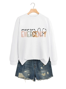 Détail du sweat blanc Nurse EMERGENCY et d'un short en jean bleu délavé usé
