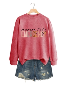 Détail du sweat rouge nurse emergency et du short en jean bleu délavé à revers