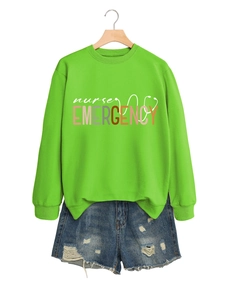 Détail du sweat-shirt infirmier vert avec poignets côtelés et short en jean