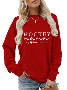 Detailansicht eines roten Sweatshirts mit weißem Hockey Nana Herz-Aufdruck und Schriftzug