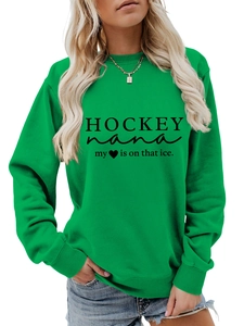 Detail eines grünen Langarm-Sweatshirts mit Hockey-Nana-My-Slogan-Aufdruck