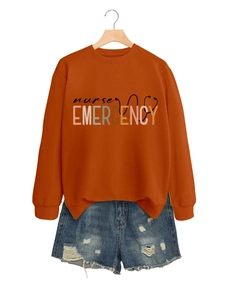 Détail de l'imprimé nurse EMERGENCY sur un sweat-shirt orange en coton mélangé