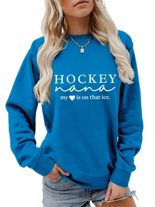 Detailaufnahme des blauen Sweatshirts mit weißem Hockey Nana Aufdruck für Damen
