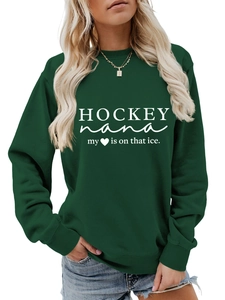 Detailansicht des Hockey Nana Pullovers mit Rippbündchen und weißem Grafikdruck auf Dunkelgrün